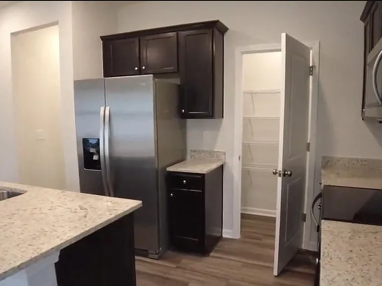 806 McKenzie Park Ter — Photo 6