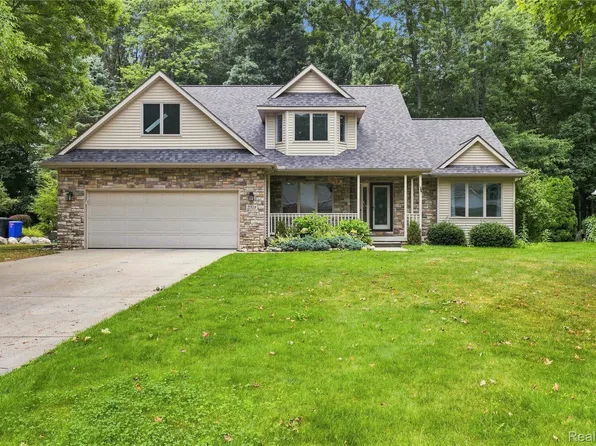 2318 Flagstone Dr, Flushing, MI 48433