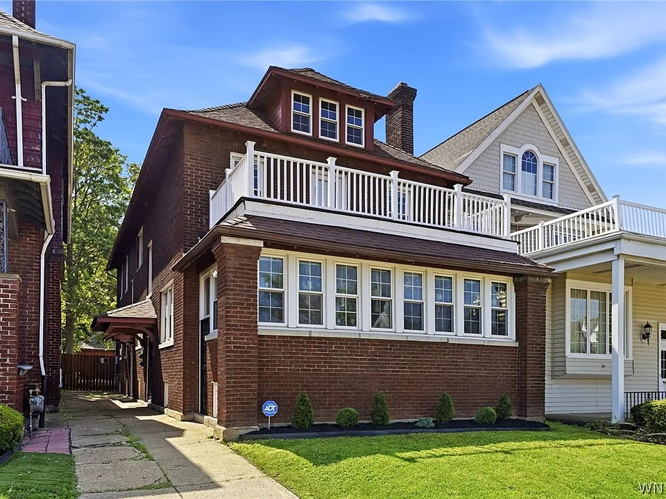 2555 Main St