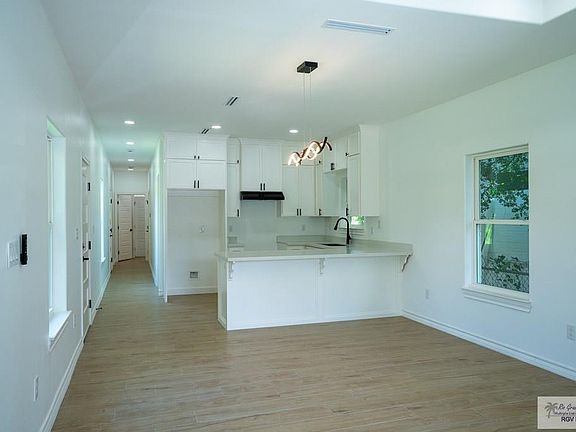 4th image of 909 W Curtis St