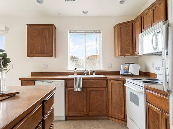 5th image of 1556 Foxglove Ave
