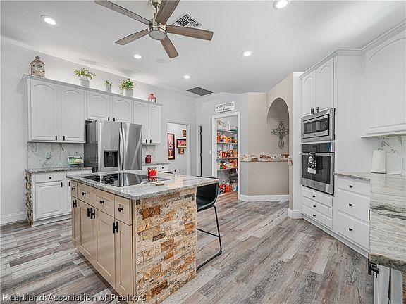 3rd image of 5924 Glens Ct