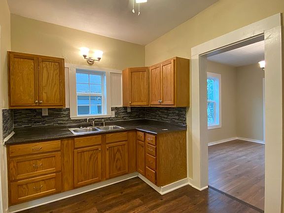 4th image of 904 N Main St