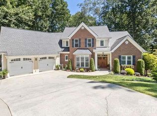 15 Round Robin Ln, Mills River, NC 28759