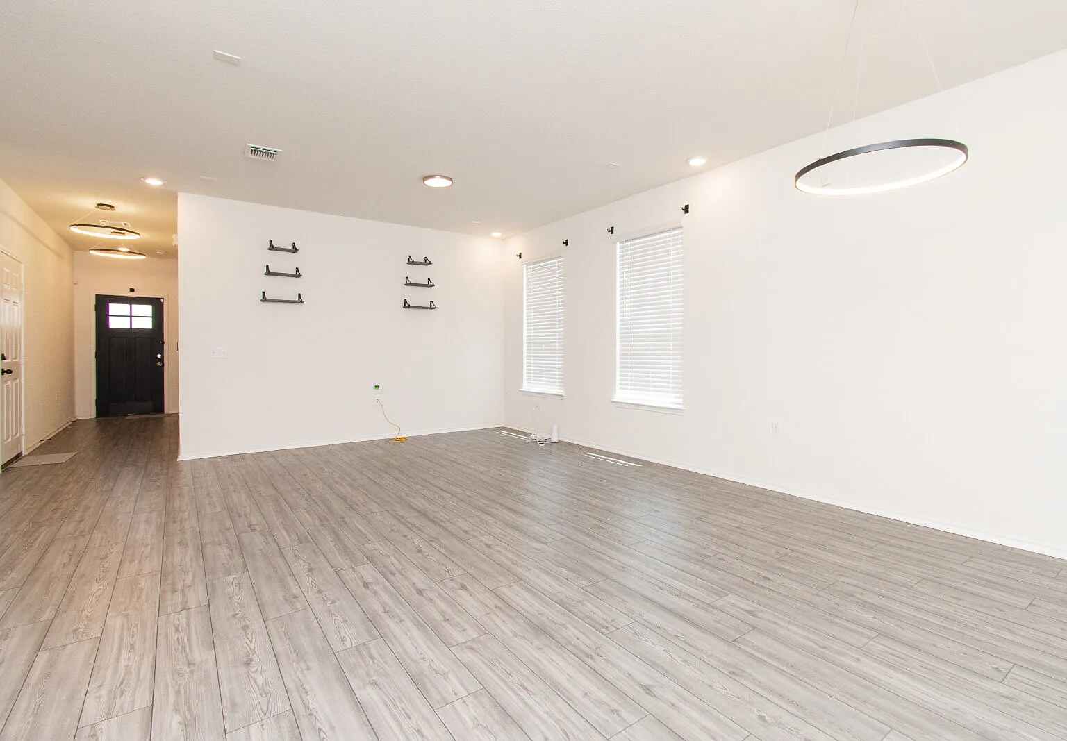3 bed, 2.0 bath, 1491 sqft, $2,200 — Photo 2