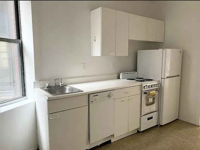 340 E 13th St #13 — Photo 2