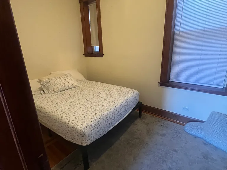 1612 W Beach Ave #2R — Photo 3