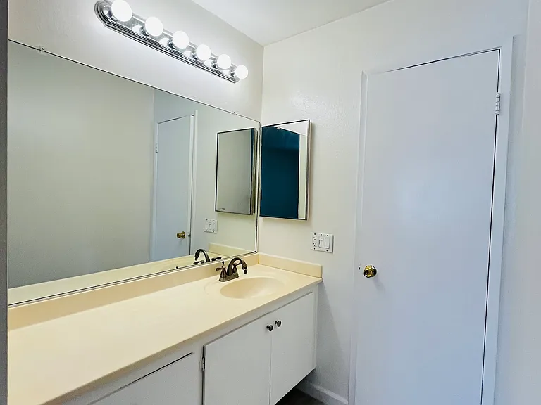 1001 W Macarthur Blvd #110 — Photo 16