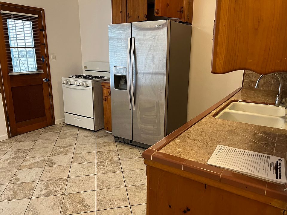 2nd image of 11672 Magnolia Blvd #3
