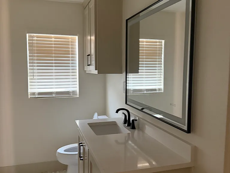 2807 W 10th St — Photo 10