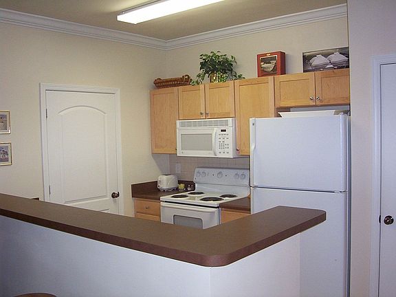 Kitchen w/Breakfast Bar