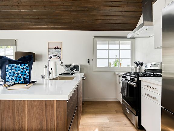 3rd image of 605A Westminster Ave