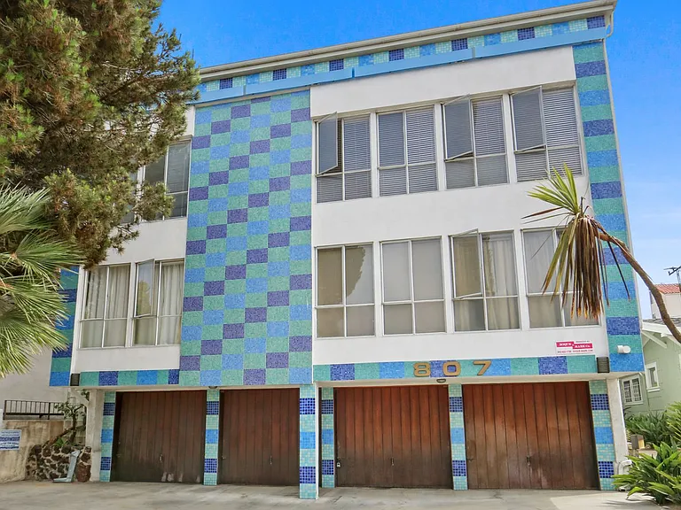 807 5th Street in Santa Monica. Steps to Montana Ave and 5 blocks to the beach! — Photo 16
