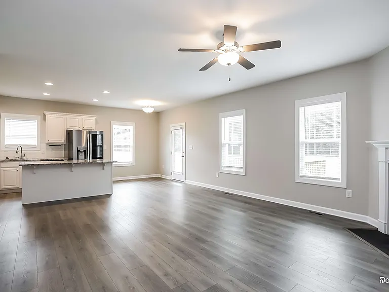 124 Stratocastor Dr — Photo 7