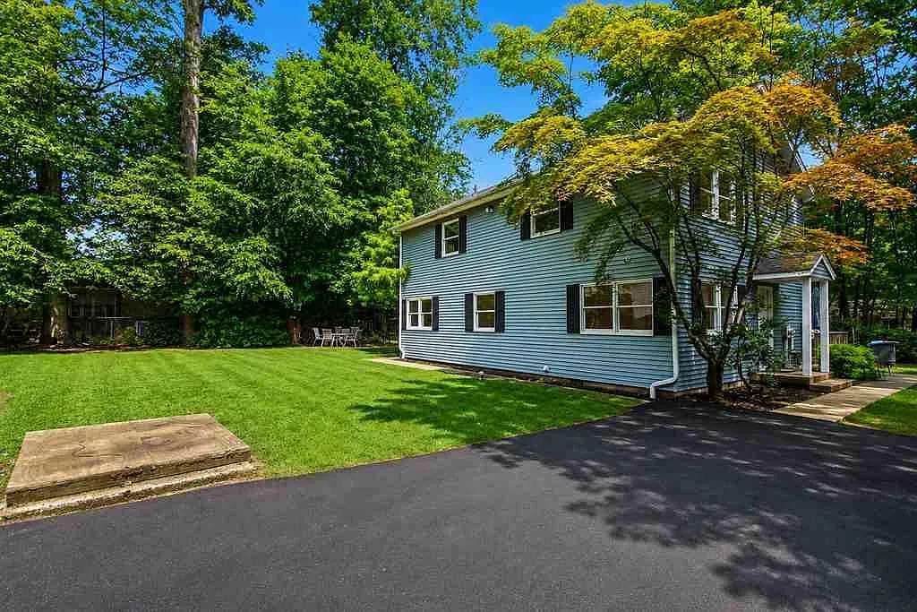 5 bed, 2500 sqft, $5,200 — Photo 2