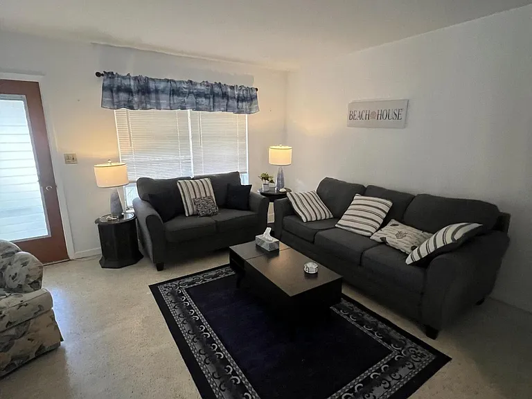 1622 NE Maureen Ct — Photo 4