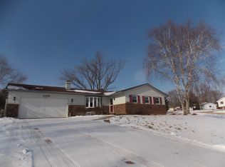 2296 Swan Dr, Freeport, IL 61032