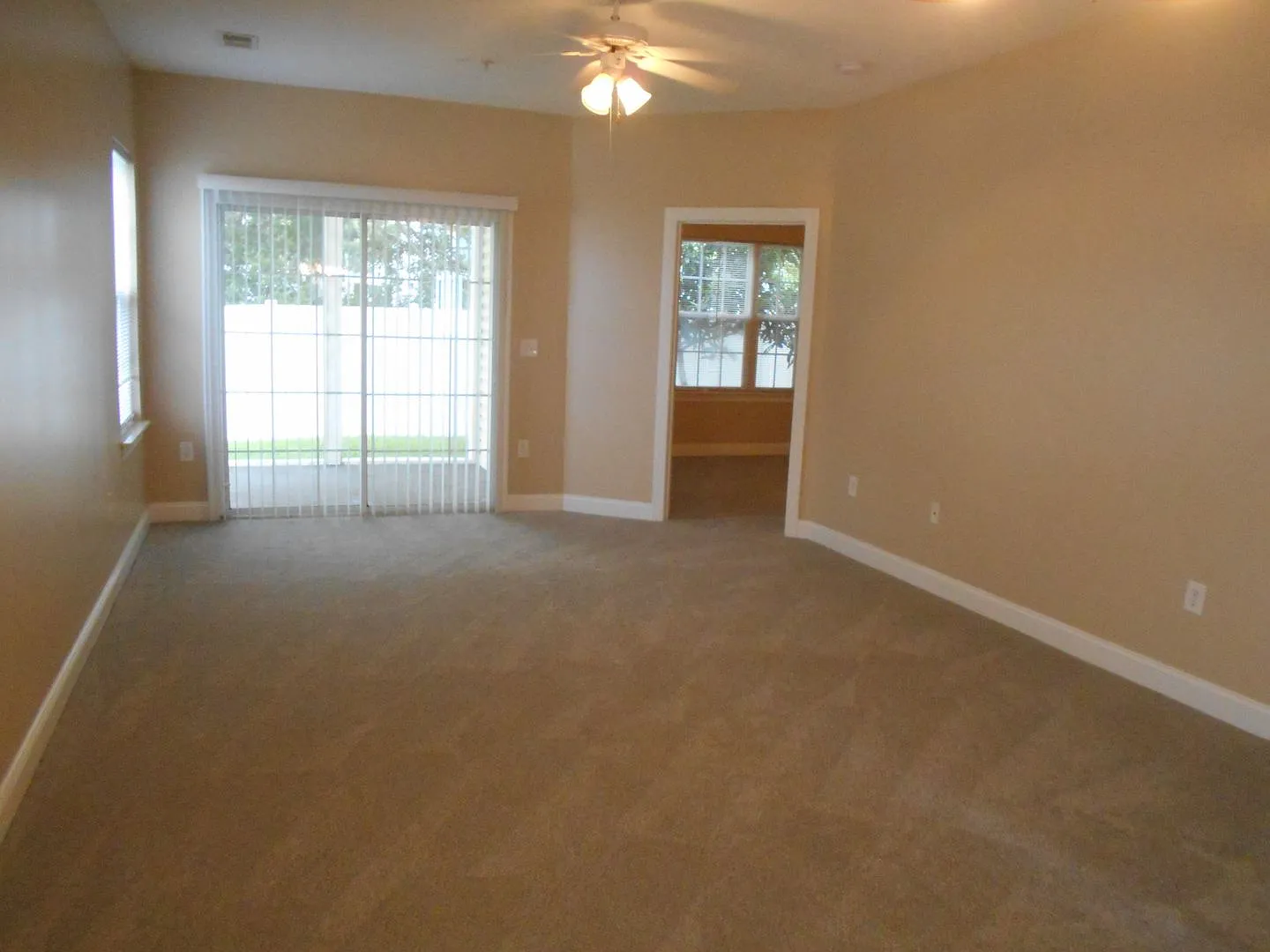 3 bedroom, 2 bath condo in Fountain Pointe — Photo 4
