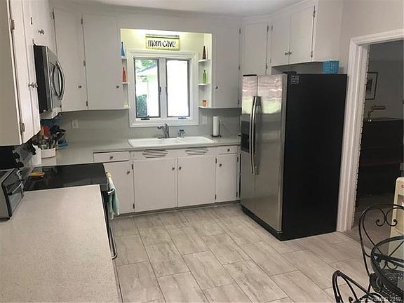 4th image of 300 Hillcrest Dr
