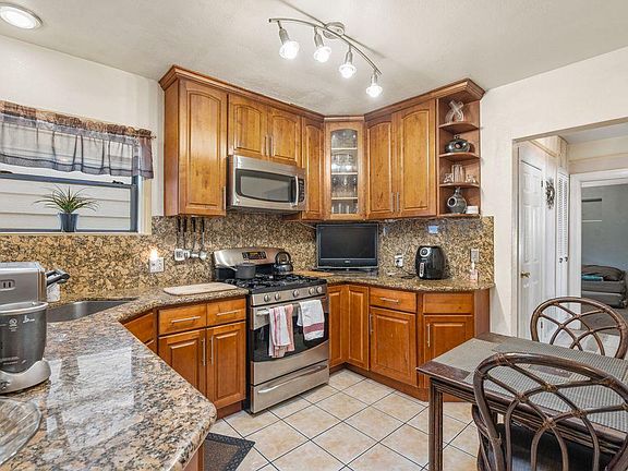 3rd image of 411 Accacia St