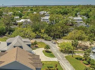 114 Southpoint Dr, Saint Simons Island, GA 31522