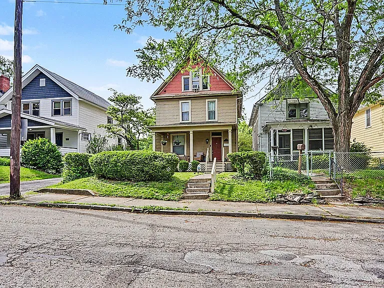 207 E Blake Ave — Photo 4