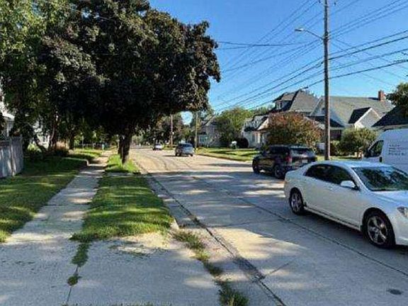 3rd image of 221 11th Ave NE