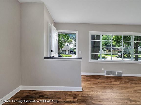 4th image of 847 E Greenlawn Ave
