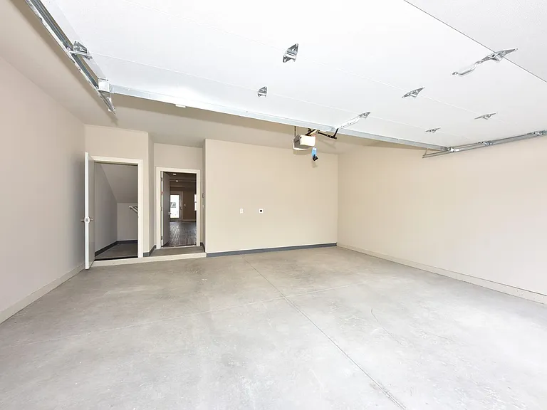 W62N438 Hanover Ave — Photo 31