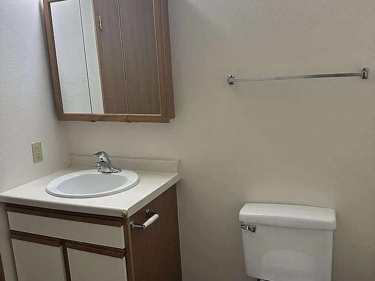 Dakota E & W Apartments — Photo 21
