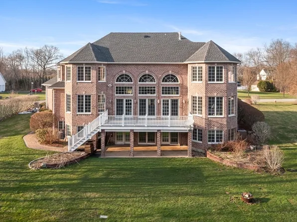 64 Kensington Ct, Swansea, MA 02777