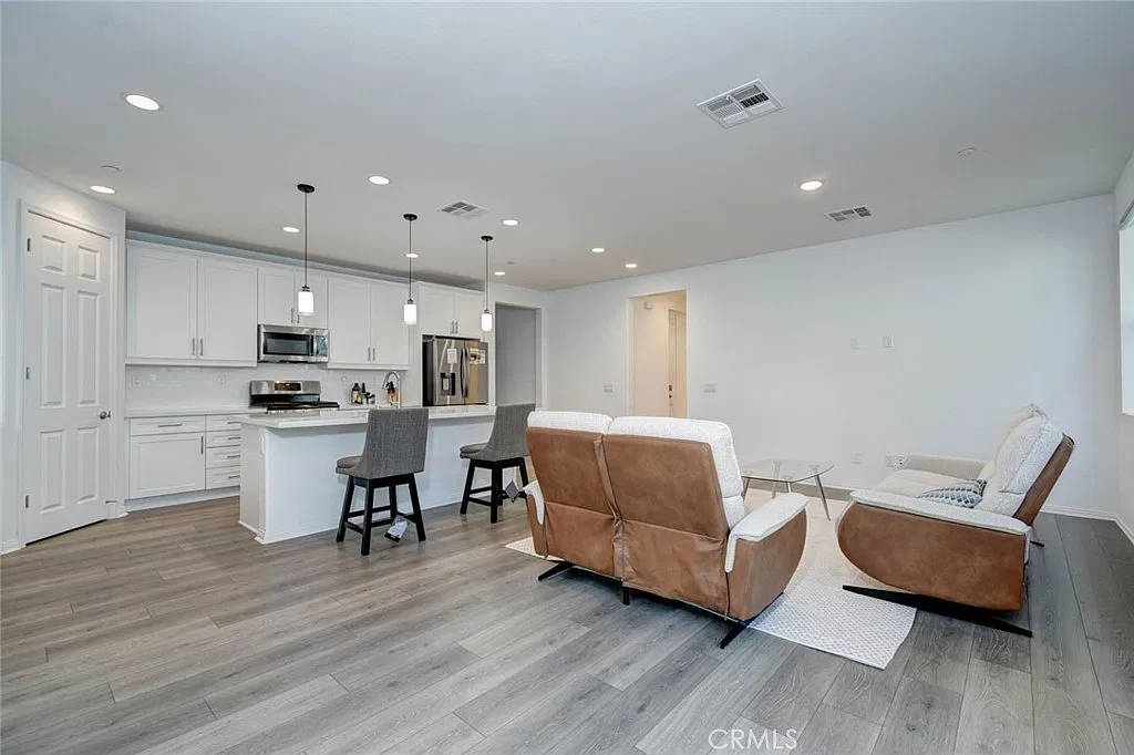 3 bed, 1445 sqft, $3,399 — Photo 2
