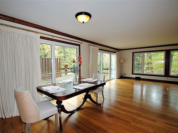 4th image of 28 Sugar Bush Ln