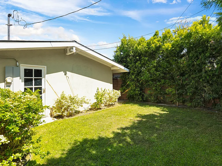526 N Emerald Dr — Photo 26
