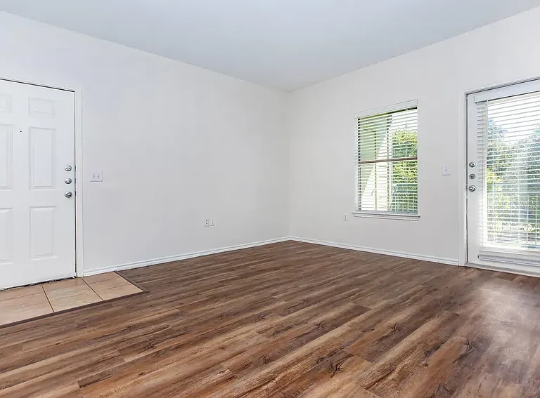San Pedro Apartments — Photo 35