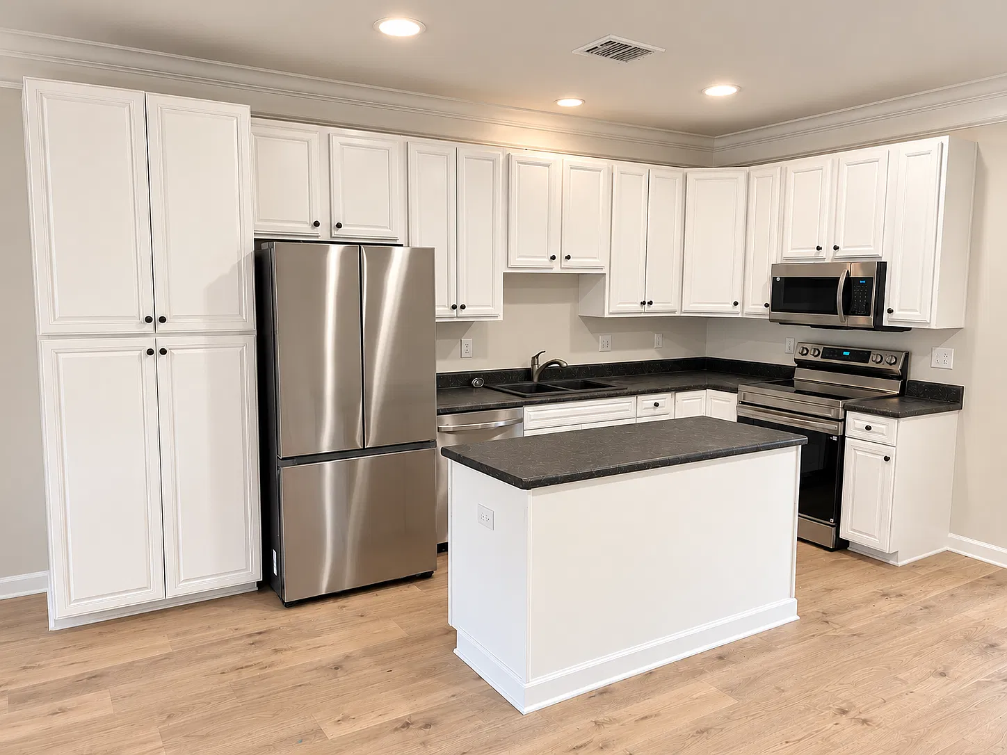 2 bed, 1100 sqft, $1,650 — Photo 3