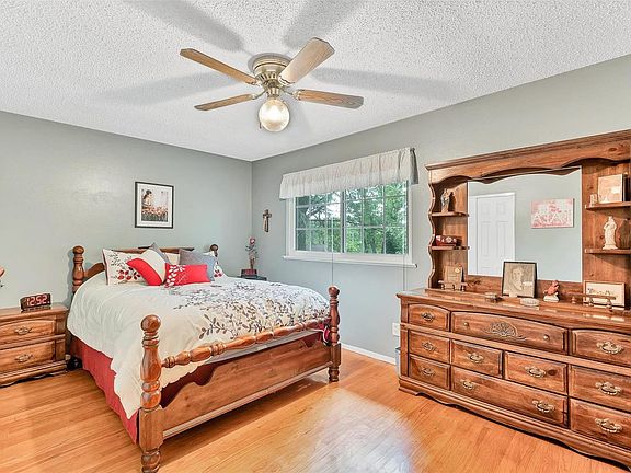 5th image of 8 Green Garden Dr