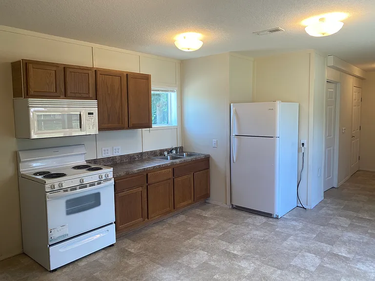 17020 Meridian Blvd — Photo 7