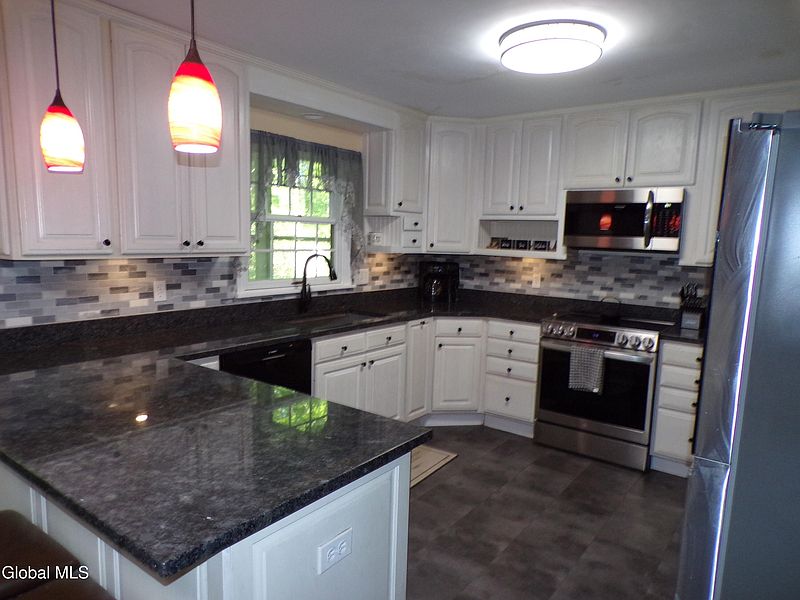 4th image of 19 Oakwood Drive