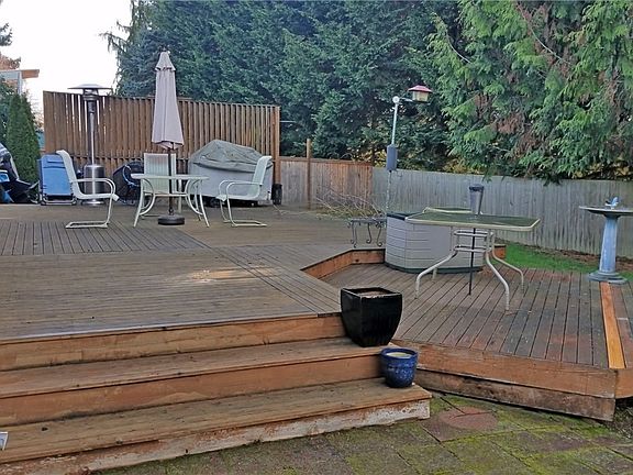 Enjoy the summer BBQ's on this fabulous deck 