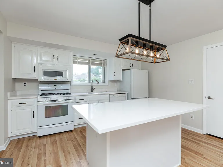 410 Woodlawn Ave — Photo 7