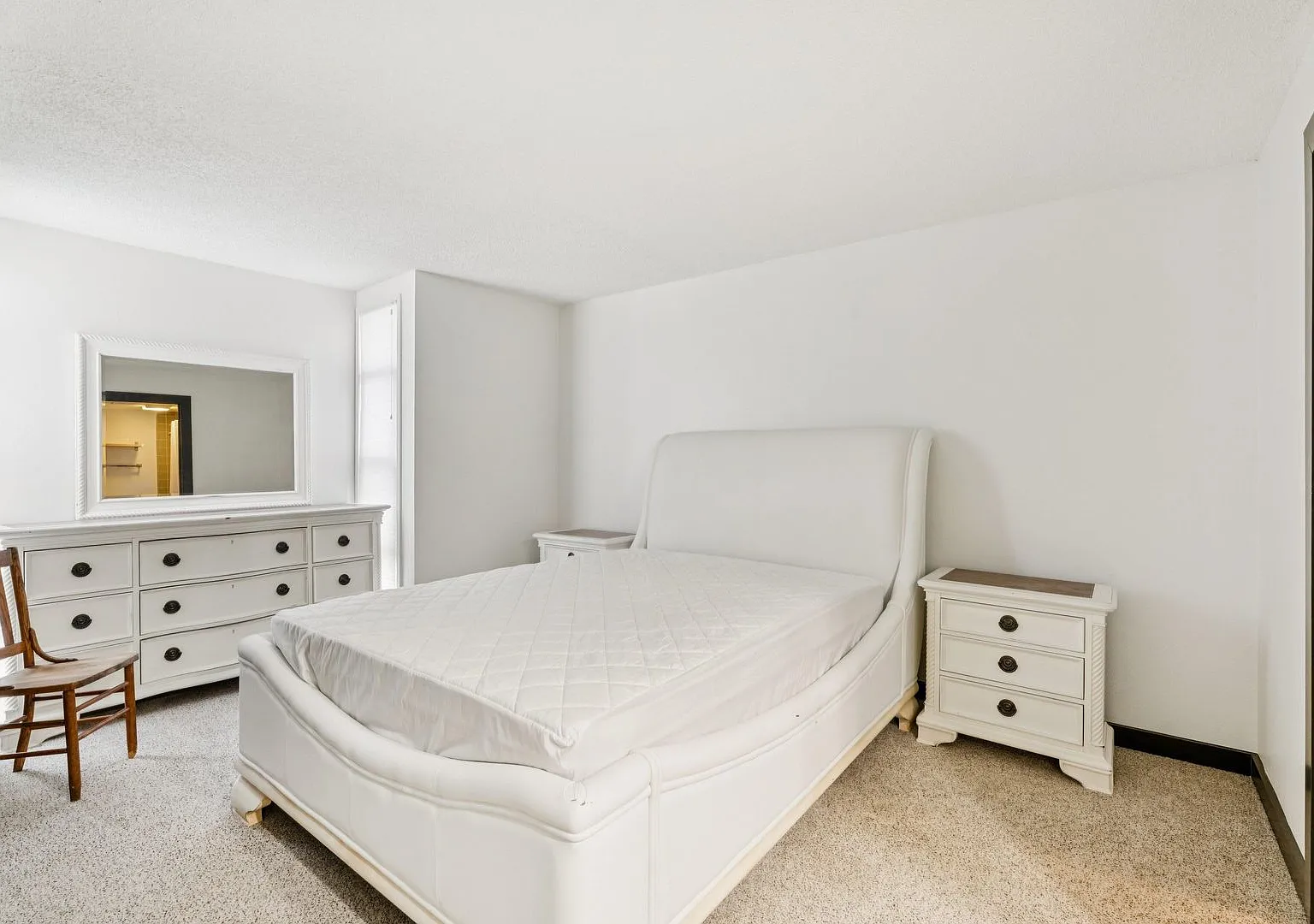 Fully Updated Move-In-Ready Townhouse — Photo 4