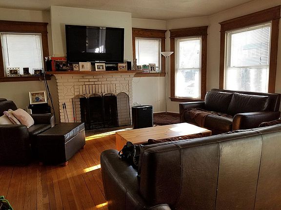 Living Room w Fire Place