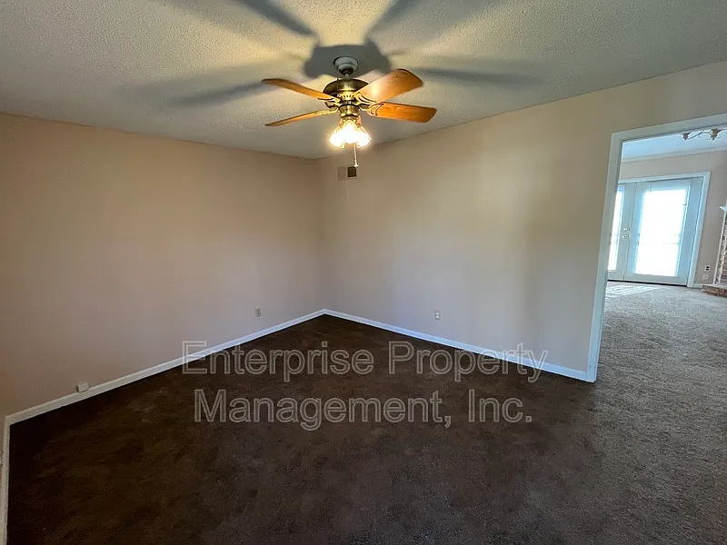 3 bed, 1.5 bath, 1145 sqft, $1,095 — Photo 2