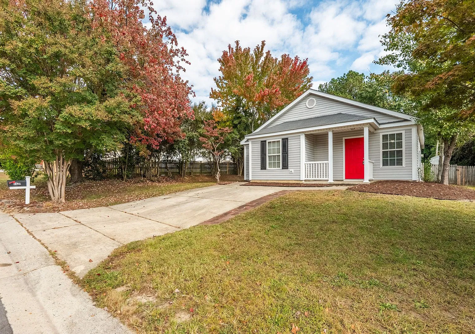 Charming North Raleigh 3 bed, 2 bath Bungalow with fully-fenced backyard! — Photo 2