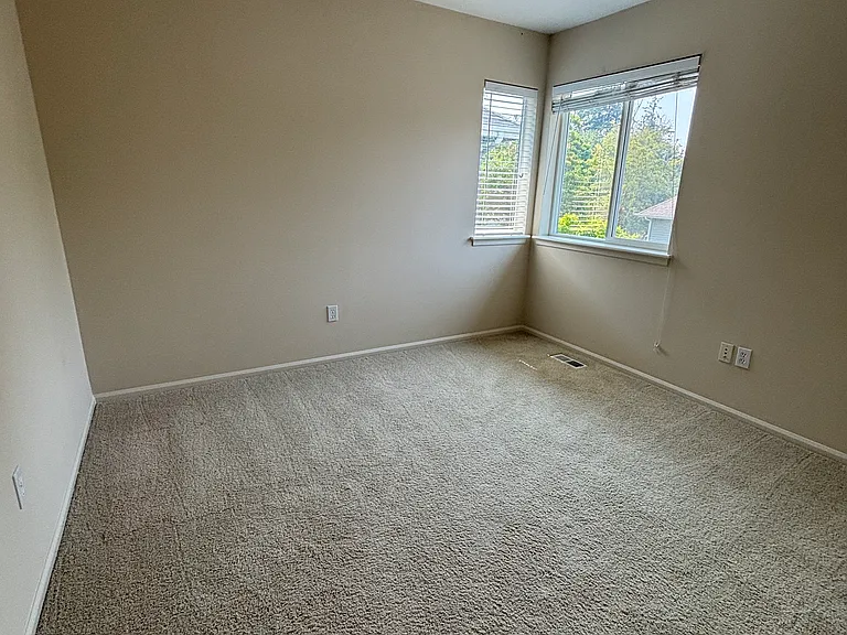2038 30th Ln NE — Photo 21