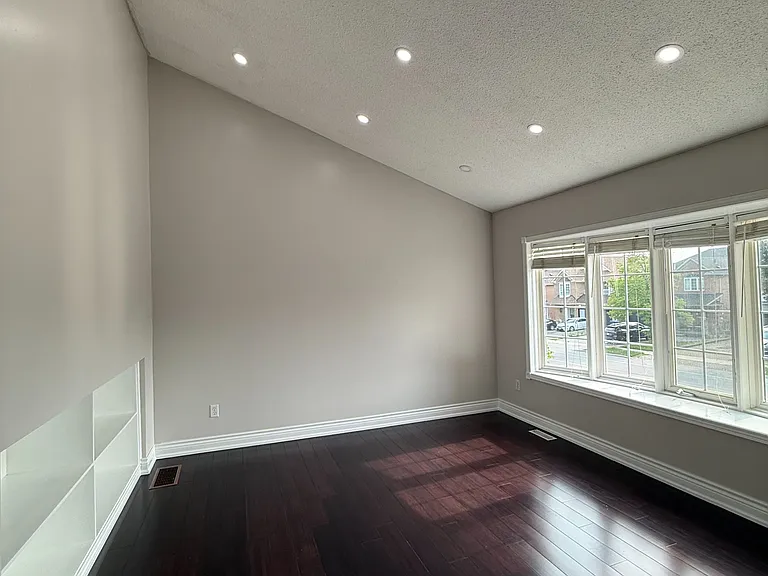 55 Queen Mary Dr — Photo 9