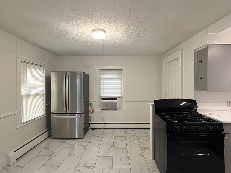 133 Sherman Ave — Photo 2