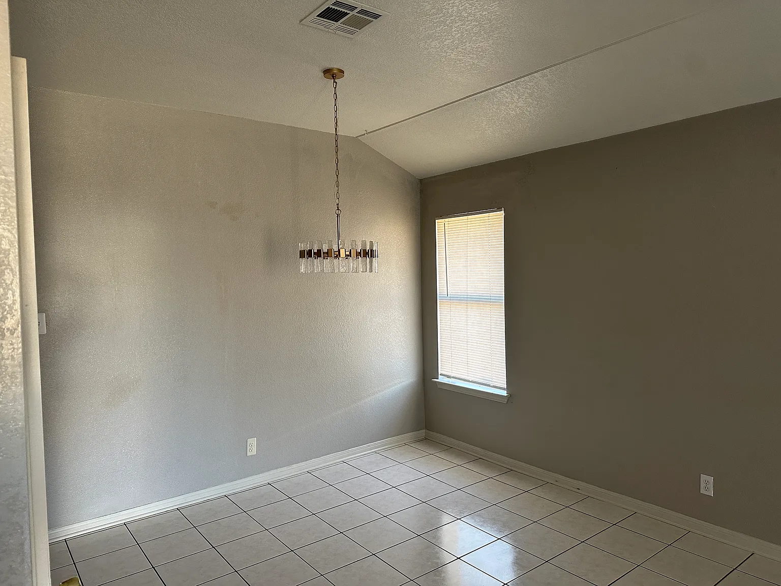 3 bed, 2.0 bath, 1204 sqft, $1,227 — Photo 3