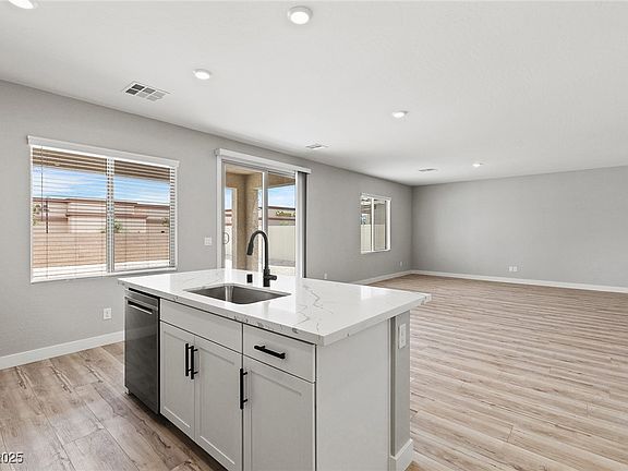 3rd image of 4405 Pioche Ave